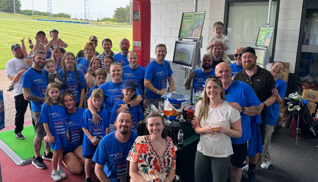 Anna-and-Martyn-Barrow-with-their-family-and-friends-at-the-MNDriveathon5000